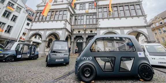 Vier INYO Cabs stehen vor dem Rathaus in Paderborn