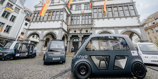 Vier INYO Cabs stehen vor dem Rathaus in Paderborn