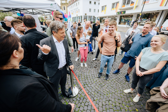 Robert Habeck mit Bürger:innen und Mitarbeiter:innen des Projekts NeMo.bil