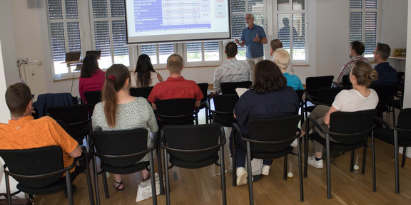Prof. Weyer während eines Inputs vor den Zuhörer*innen