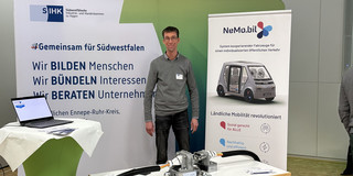 Eine Person steht vor einem Kupplungs-Demonstrator auf einer Messe.