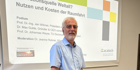 Prof. Weyer during his presentation.