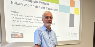Auf dem Foto ist Professor Johannes Weyer während seines Vortrages zu sehen.