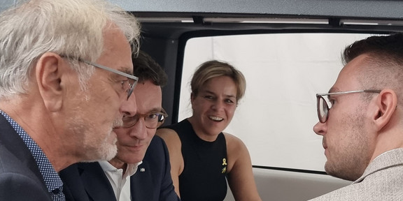 Johannes Weyer im Gespräch mit Mona Neubaur und Hendrik Wüst, die im NeMo.Cab sitzen sowie mit Jonathan Behm, der daneben steht