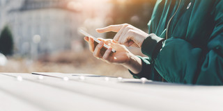 Smartphone Person tippt etwas auf einem Smartphone ein